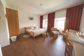 Rooms & Apartments Podsreda Castle