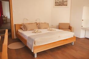 Rooms & Apartments Podsreda Castle