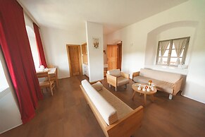 Rooms & Apartments Podsreda Castle