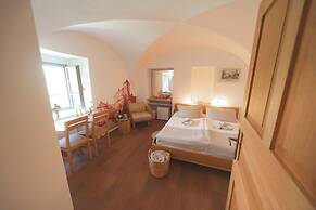 Rooms & Apartments Podsreda Castle