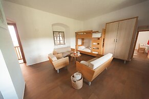 Rooms & Apartments Podsreda Castle