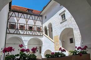 Rooms & Apartments Podsreda Castle
