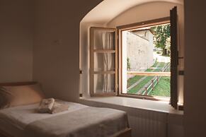 Rooms & Apartments Podsreda Castle