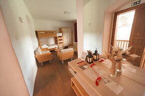 Rooms & Apartments Podsreda Castle