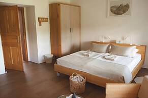 Rooms & Apartments Podsreda Castle