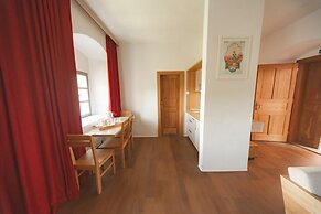 Rooms & Apartments Podsreda Castle