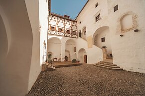Rooms & Apartments Podsreda Castle