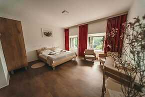 Rooms & Apartments Podsreda Castle
