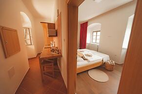 Rooms & Apartments Podsreda Castle