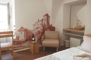 Rooms & Apartments Podsreda Castle