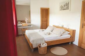 Rooms & Apartments Podsreda Castle