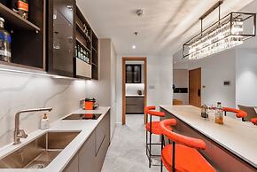 The Crest Residence Luxury by Metropole