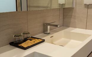 The Crest Residence Luxury by Metropole