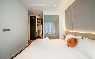 The Crest Residence Luxury by Metropole