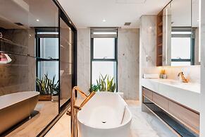 The Crest Residence Luxury by Metropole