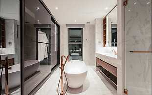 The Crest Residence Luxury by Metropole