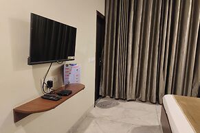 Le Blue Moon Near Hyatt Regency