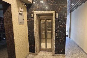 Le Blue Moon Near Hyatt Regency