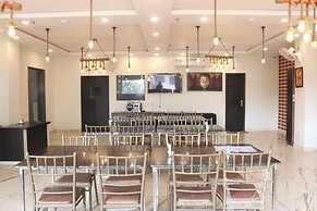 Le Blue Moon Near Hyatt Regency