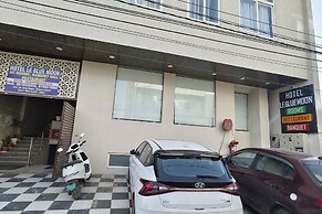 Le Blue Moon Near Hyatt Regency