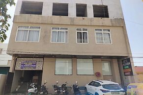 Le Blue Moon Near Hyatt Regency