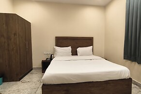 Le Blue Moon Near Hyatt Regency