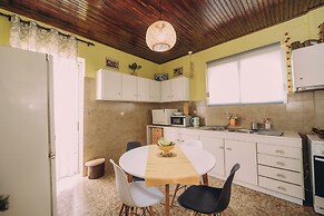 Captain's Spacious House Near The Beach
