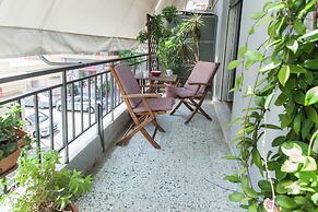 Spacious 2 Bd Pireas Apt w Cozy Balcony