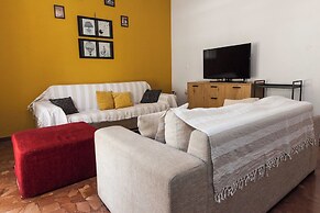 Spacious 2 Bd Pireas Apt w Cozy Balcony