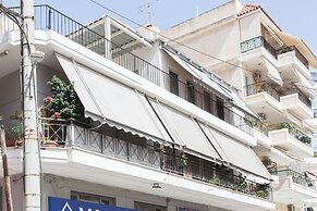 Spacious 2 Bd Pireas Apt w Cozy Balcony