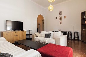 Spacious 2 Bd Pireas Apt w Cozy Balcony