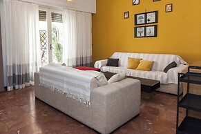 Spacious 2 Bd Pireas Apt w Cozy Balcony