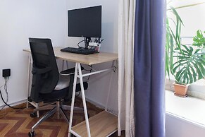 Spacious 2 Bd Pireas Apt w Cozy Balcony