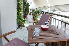Spacious 2 Bd Pireas Apt w Cozy Balcony