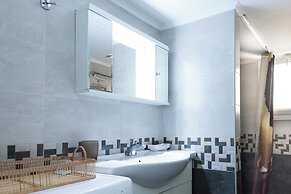 Spacious 2 Bd Pireas Apt w Cozy Balcony