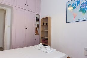 Spacious 2 Bd Pireas Apt w Cozy Balcony