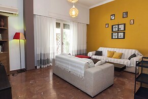 Spacious 2 Bd Pireas Apt w Cozy Balcony