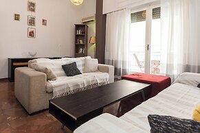 Spacious 2 Bd Pireas Apt w Cozy Balcony