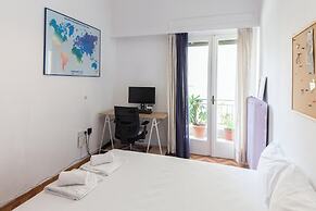 Spacious 2 Bd Pireas Apt w Cozy Balcony