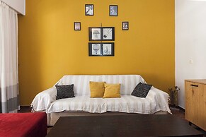 Spacious 2 Bd Pireas Apt w Cozy Balcony