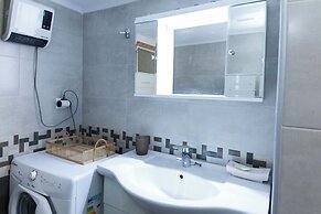 Spacious 2 Bd Pireas Apt w Cozy Balcony