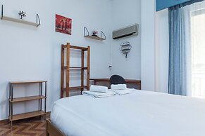 Spacious 2 Bd Pireas Apt w Cozy Balcony
