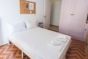 Spacious 2 Bd Pireas Apt w Cozy Balcony