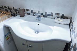 Spacious 2 Bd Pireas Apt w Cozy Balcony