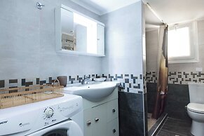 Spacious 2 Bd Pireas Apt w Cozy Balcony