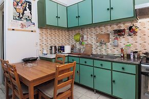 Spacious 2 Bd Pireas Apt w Cozy Balcony