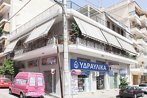 Spacious 2 Bd Pireas Apt w Cozy Balcony