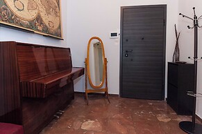 Spacious 2 Bd Pireas Apt w Cozy Balcony