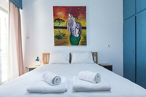 Spacious 2 Bd Pireas Apt w Cozy Balcony