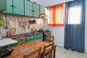 Spacious 2 Bd Pireas Apt w Cozy Balcony